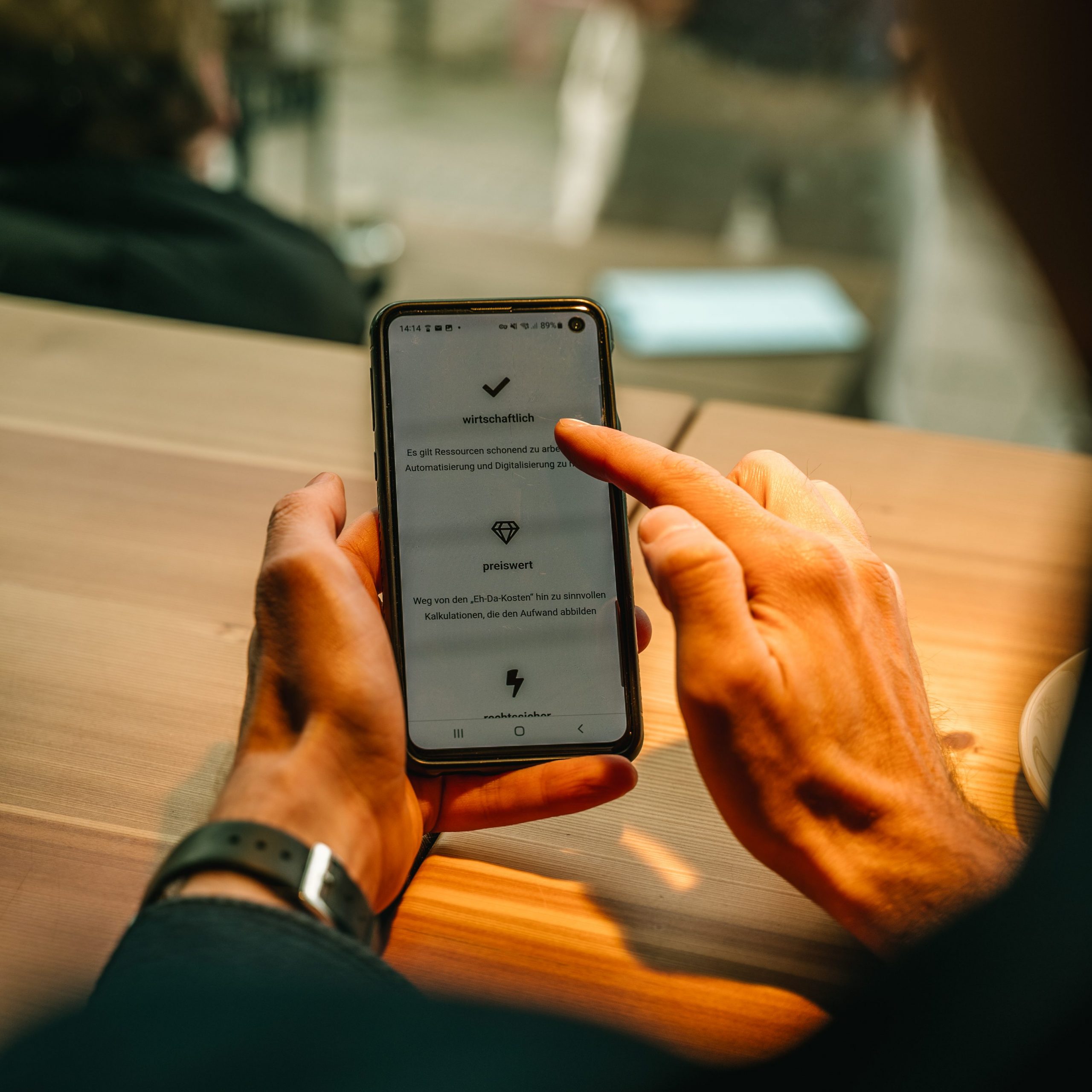 Robert Mayer hält Handy in der Hand
