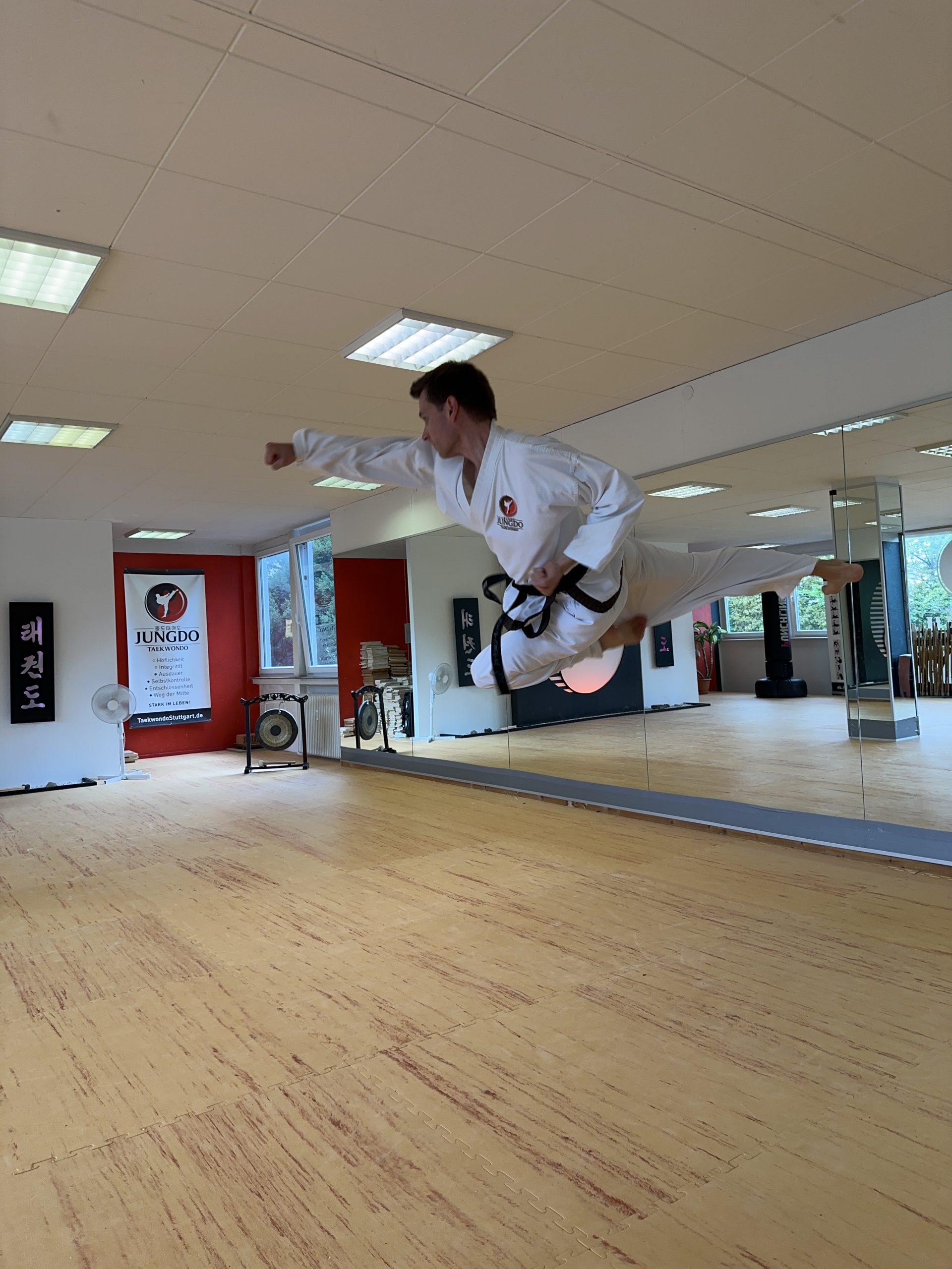 Taekwondo-Lehrer Robert Mayer mit Superman-Kick im Dojang