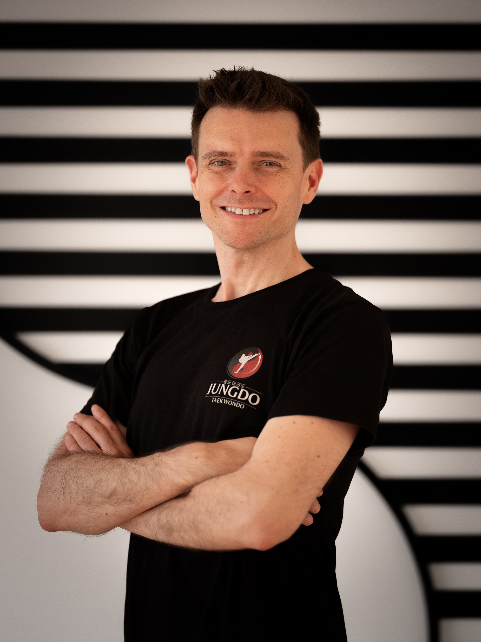 Pilates-Trainer und Taekwondo-Lehrer Robert Mayer mit überkreuzten Armen 1